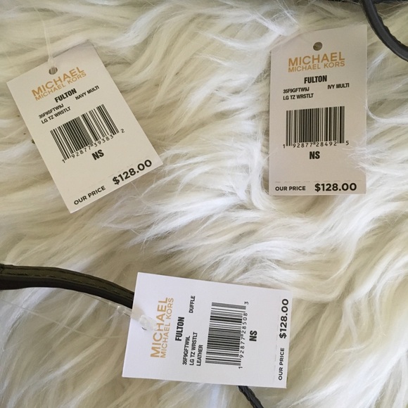 Final sale ✨Michael Kors Fulton large wristlet - Picture 6 of 8